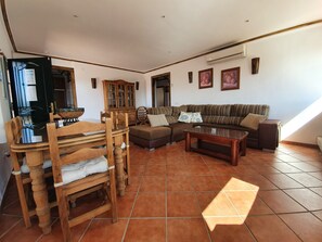 Télévision, cheminée, lecteur de DVD, table de tennis de table