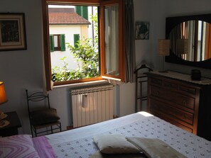 2 chambres, coffres-forts dans les chambres, fer et planche à repasser