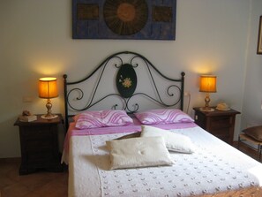 2 bedrooms, in-room safe, iron/ironing board, free WiFi