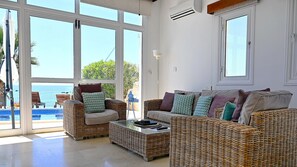 TV, DVD player - Villa Castania (Coral Bay)