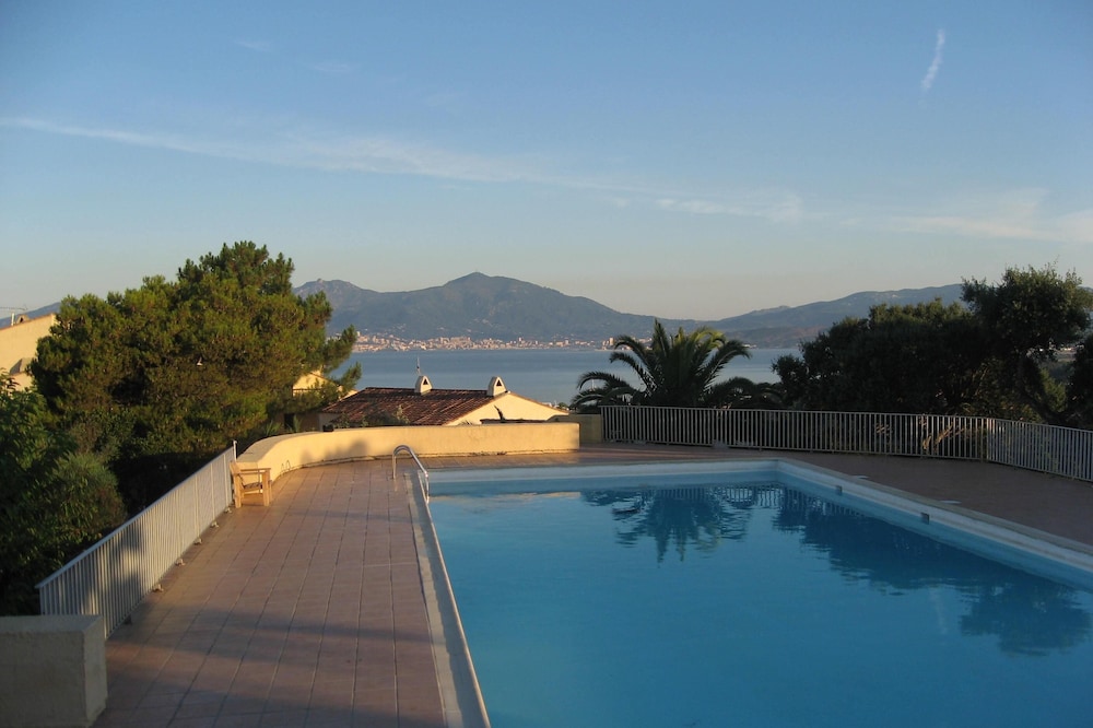apartamento Porticcio con terraza, vistas al mar, piscina y playa a 800m