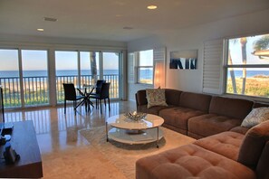 Smart-TV, DVD-Player, Bücher, Musikbibliothek