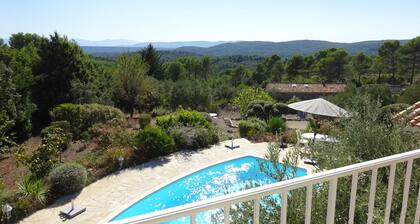 Hermosa villa provenzal, piscina privada de agua salada, vistas increíbles. Tarifas 2018!