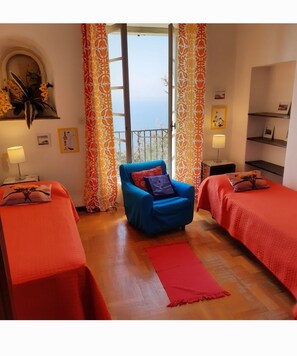 8 dormitorios, escritorio, tabla de planchar con plancha y cuna de viaje