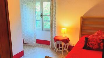 8 Schlafzimmer, Schreibtisch, Bügeleisen/Bügelbrett, Reisekinderbett