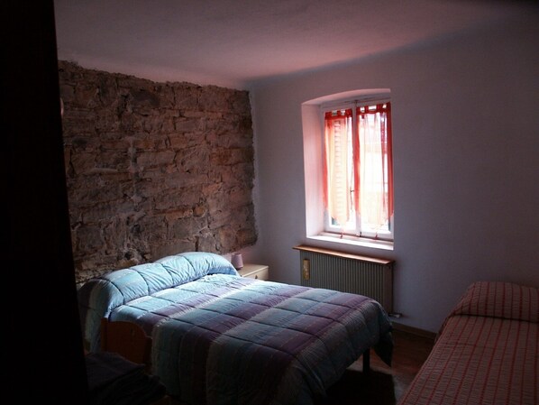 2 chambres, fer et planche à repasser, draps fournis