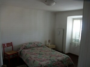 2 chambres, fer et planche à repasser, draps fournis