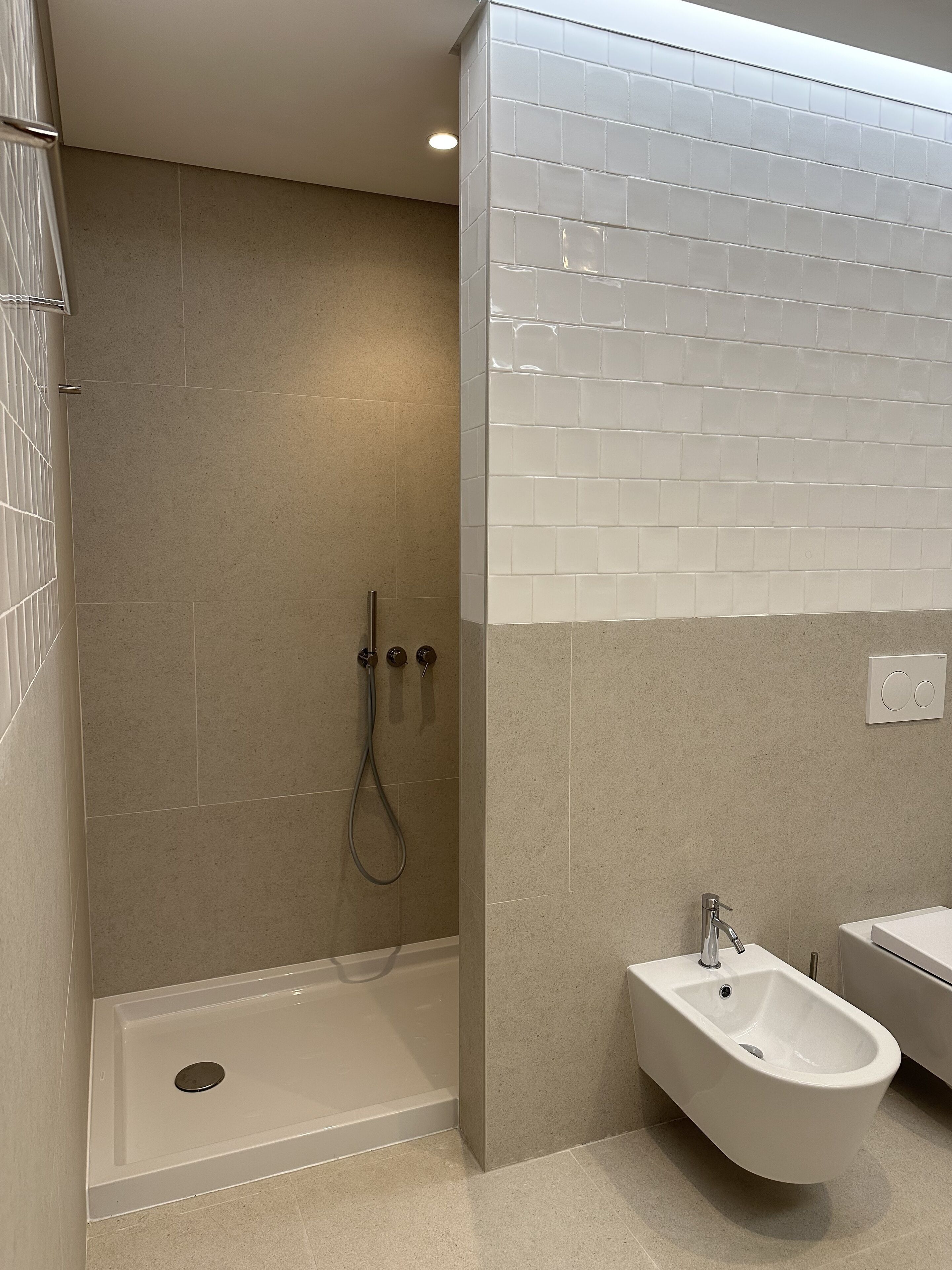 Ensemble douche/baignoire, sèche-cheveux, bidet, serviettes fournies
