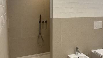 Ensemble douche/baignoire, sĂšche-cheveux, bidet, serviettes fournies