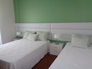 4 habitaciones, tabla de planchar con plancha, wifi y ropa de cama 