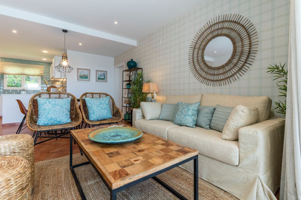 Smart-TV, DVD-spiller og bøker