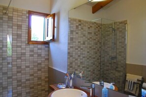 Bañera, secador de pelo, toallas, jabón