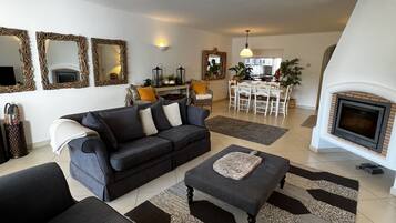 Smart TV, lareira, DVD player, livros