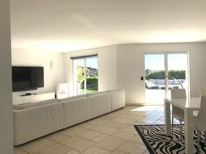 TV, fireplace, video games, DVD player - Modern villa*****near the sea and mountains-private pool- NEW- Air conditioning (Vence)