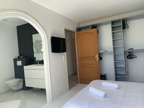 4 chambres, coffres-forts dans les chambres, fer et planche à repasser