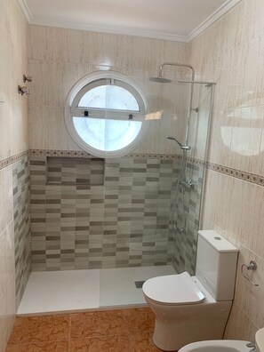 Badkar/dusch, hårtork, bidé och handdukar