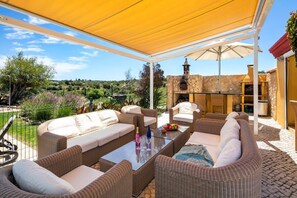 Terrace/patio - Casa Grande - 6 Bedrooms, outside kitchen, fenced pool, wheelchair friendly (Porches)