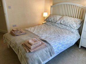 2 bedrooms, iron/ironing board, WiFi, bed sheets - A charming character cottage with Abbey view (Sherborne)