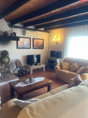 Téléviseur, foyer, chaîne audio