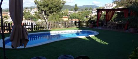 Outdoor pool, sun loungers