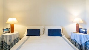 3 soverom, safe på rommet, strykejern/-brett og reiseseng for barn