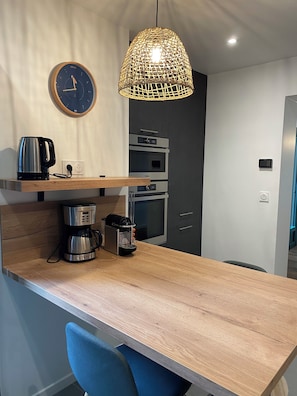 Réfrigérateur, four à micro-ondes, un four, surface de cuisson
