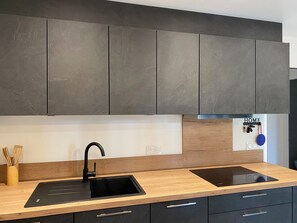 ثلاجة، ميكروويف، فرن، موقد طهي مسطح