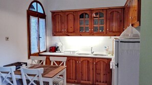 Réfrigérateur, four, plaque de cuisson, cafetiÚre/bouilloire