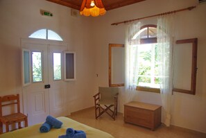 2 bedrooms, iron/ironing board, travel crib, free WiFi - Elia apartment Holiday paradise next to the beach (Agia Triada, Koroni, Messinia)