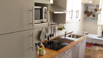 Frigorifero, microonde, piano cottura, lavastoviglie