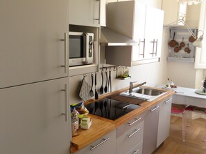 Frigorífico, microondas, placa de cocina y lavavajillas