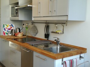 Frigorifero, microonde, piano cottura, lavastoviglie