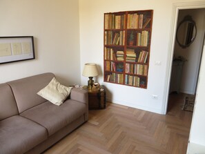 TV, libri, biblioteca musicale, impianto stereo