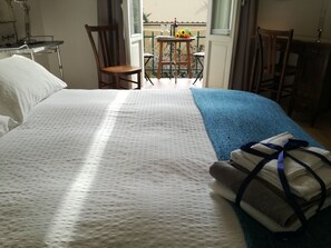 1 chambre, bureau, fer et planche Ă repasser, lit parapluie