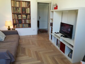 Una Smart TV, libros, una biblioteca de música, un reproductor estéreo