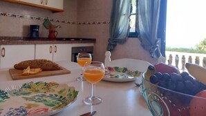 ماكينة لصنع القهوة/الشاي، ثلاجة، ميكروويف، فرن