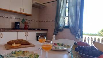 Een koelkast, een magnetron, een oven, een koffiezetapparaat/waterkoker