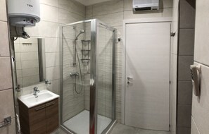 Douche, sèche-cheveux, serviettes fournies, savon
