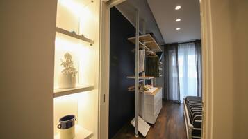 2 bedrooms, in-room safe, iron/ironing board, WiFi (free)