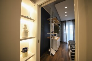 2 chambres, coffres-forts dans les chambres, fer et planche à repasser