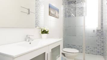 Shower, hair dryer, bidet, towels