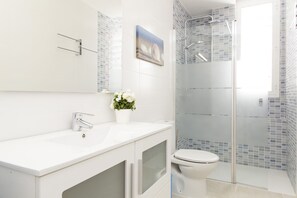 Shower, hair dryer, bidet, towels
