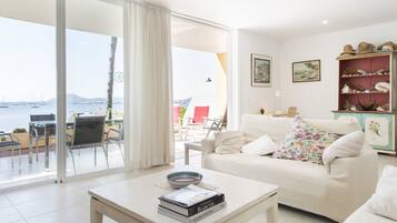 Fernseher, Kamin, DVD-Player, Bücher