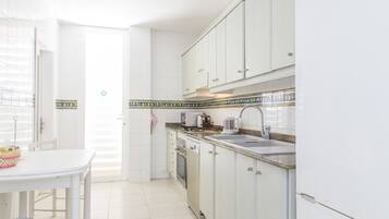 Frigorífico, microondas, horno y placa de cocina