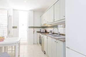 Fridge, microwave, oven, stovetop - Fantastic ground floor apartment on Pinewalk with amazing views (Port de Pollença)