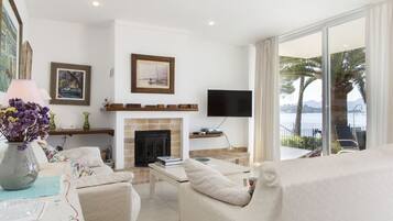 Fernseher, Kamin, DVD-Player, Bücher