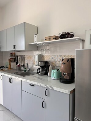 Geladeira, micro-ondas, fogão, cooktop