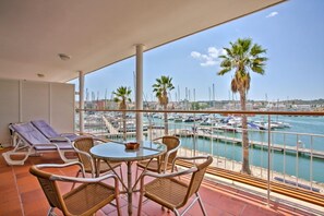 Outdoor dining - Apartment With Large Terrace Overlooking The Boats (Lagos)