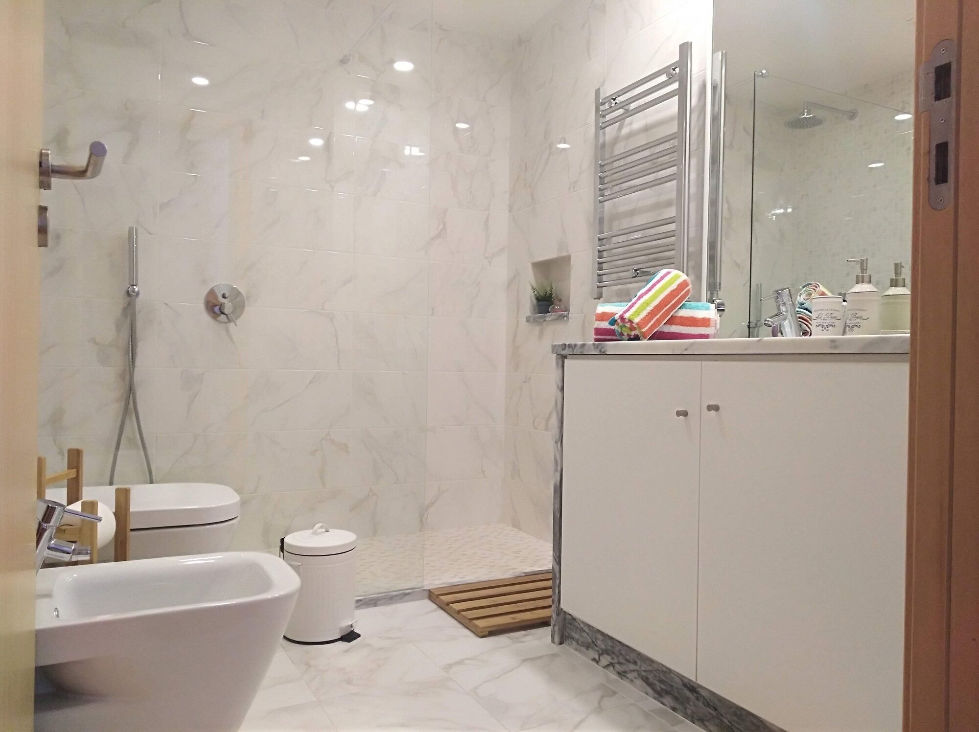 Ein modernes Badezimmer mit Badewanne, Toilette und Dusche.