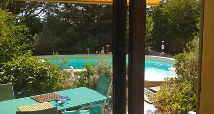 Maison avec jardin et piscine privée 3 chambres une salle de bains